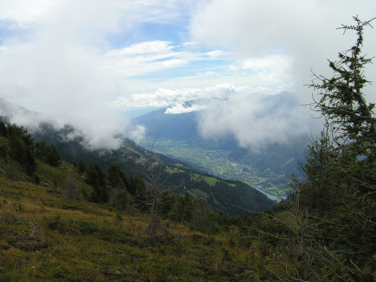 Vom Rastplatz der Blick in untere Mölltal nach Mühldorf und Möllbrücke.